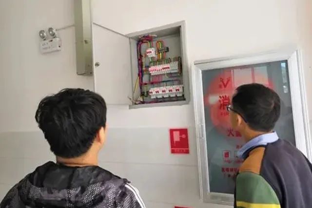 寄宿制學(xué)?；馂?zāi)預(yù)防與計(jì)算機(jī)房維護(hù)服務(wù) 智慧校園的安全守護(hù)之道